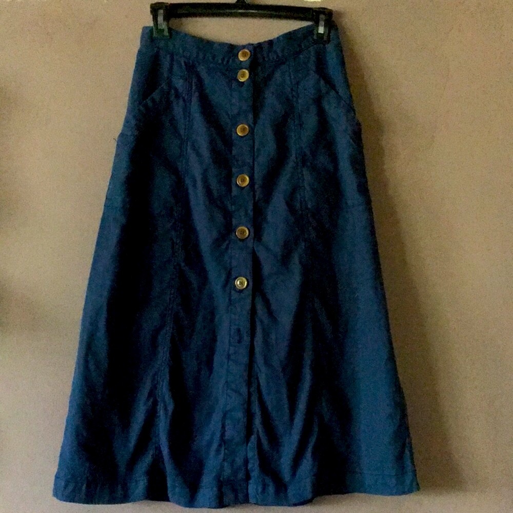 Darling A line skirt, fully lined. Buttons all the way up, deep pockets! Size 4